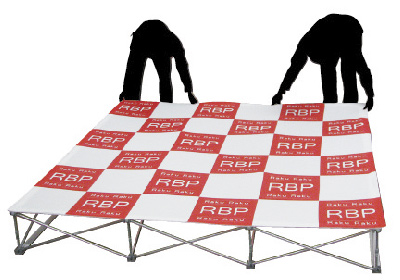 外側へ少し引っ張りながら取り付けるとピンと貼ることができます。