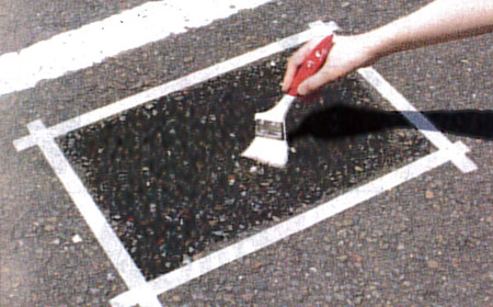 下地を清掃し、プライマーを塗布