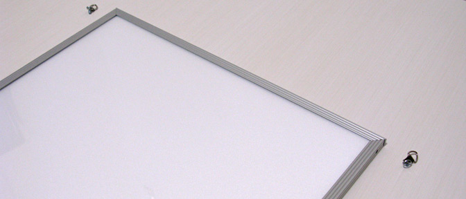 、反対側のネジも外す