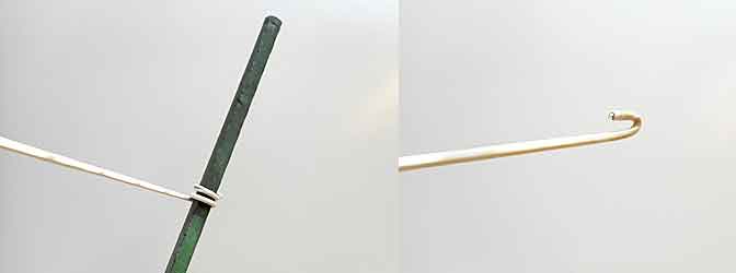 針金ハンガーをT字になるようペンチで巻きつけます