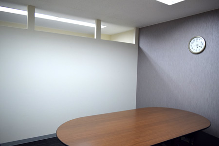 殺風景な打ち合わせ室
