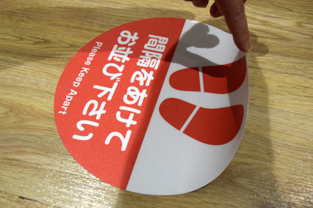 フロアステッカー【レッド】設置事例写真2