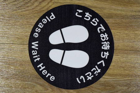 フロアステッカー【やきすぎ】設置事例写真1