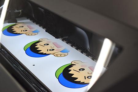 ヘッドが動いてスチレンボードに印刷している様子