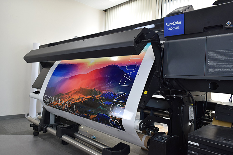 EPSON SureColor S80650Lで看板用シートを印刷している自社工場の様子
