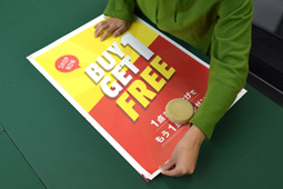 ポスターを仮置きしておおよその位置決めを行います。