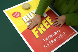 ポスターを配置します。