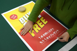 剥がした箇所にポスターを貼ります。