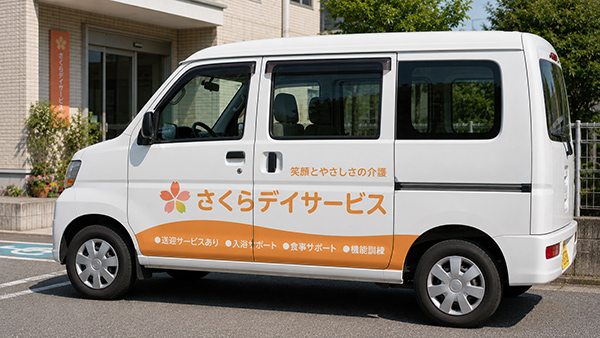 社名とロゴを貼った社用車のカーマーキング