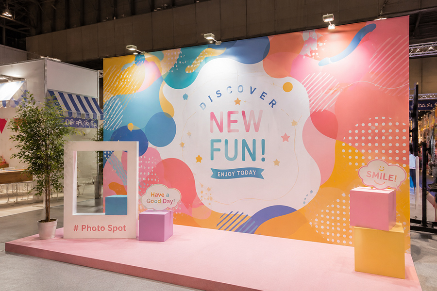 イベント会場のフォトスポット。カラフルな背景壁をデジタルプリント壁紙で作ったイメージ