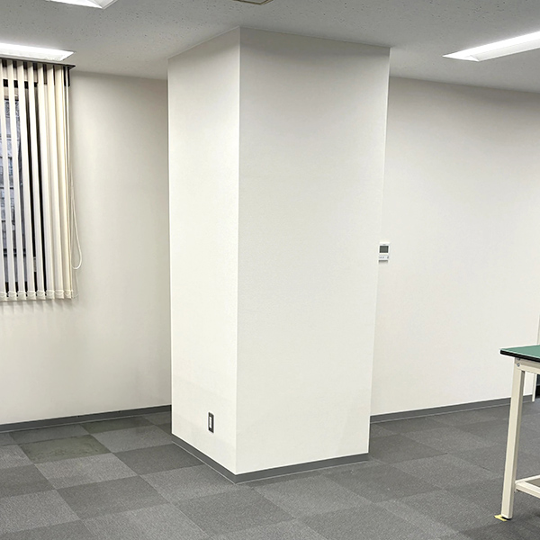 施工前のオフィスの角柱。白い壁紙のままで装飾がされていない状態