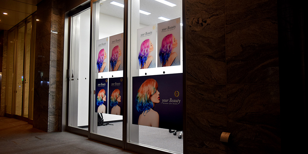 ウィンドウサイン制作事例 夜間の見え方