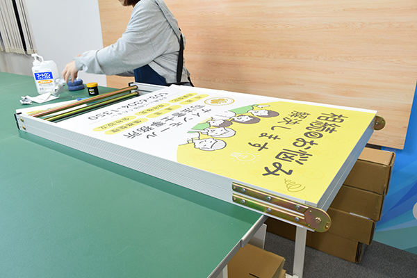 屋外看板定番の美装 Aサイン 固定面板ならではの面板シート貼り込み方法のご紹介