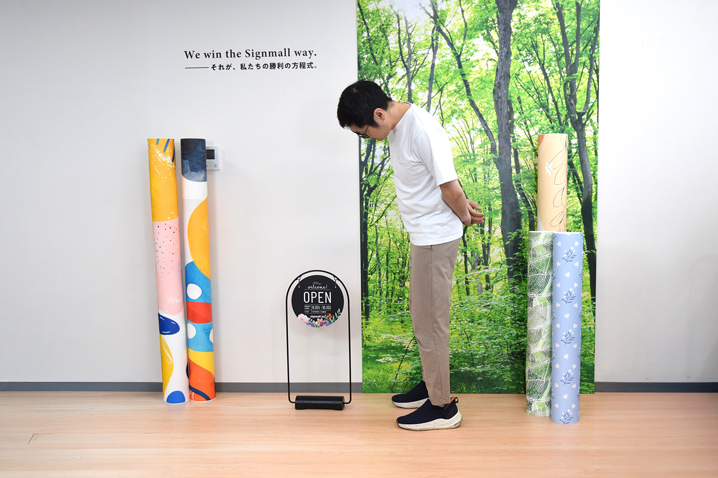 同じφ260面板を背の高いアーチ型ポールスタンド2716へ付け替えようとしている様子