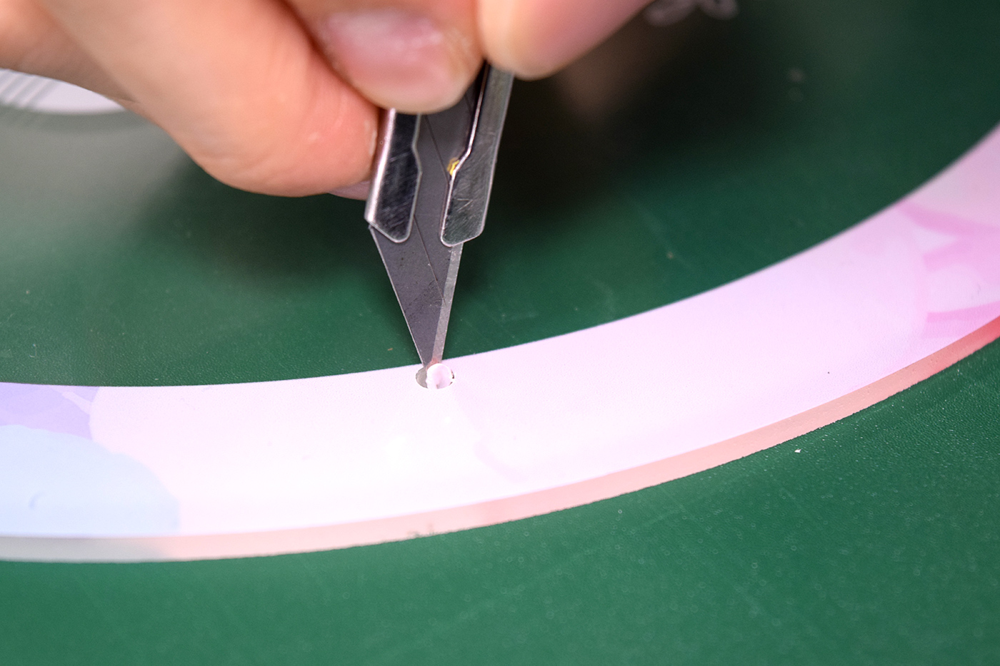 透明面板にもう一方の取り付け穴を開けている様子