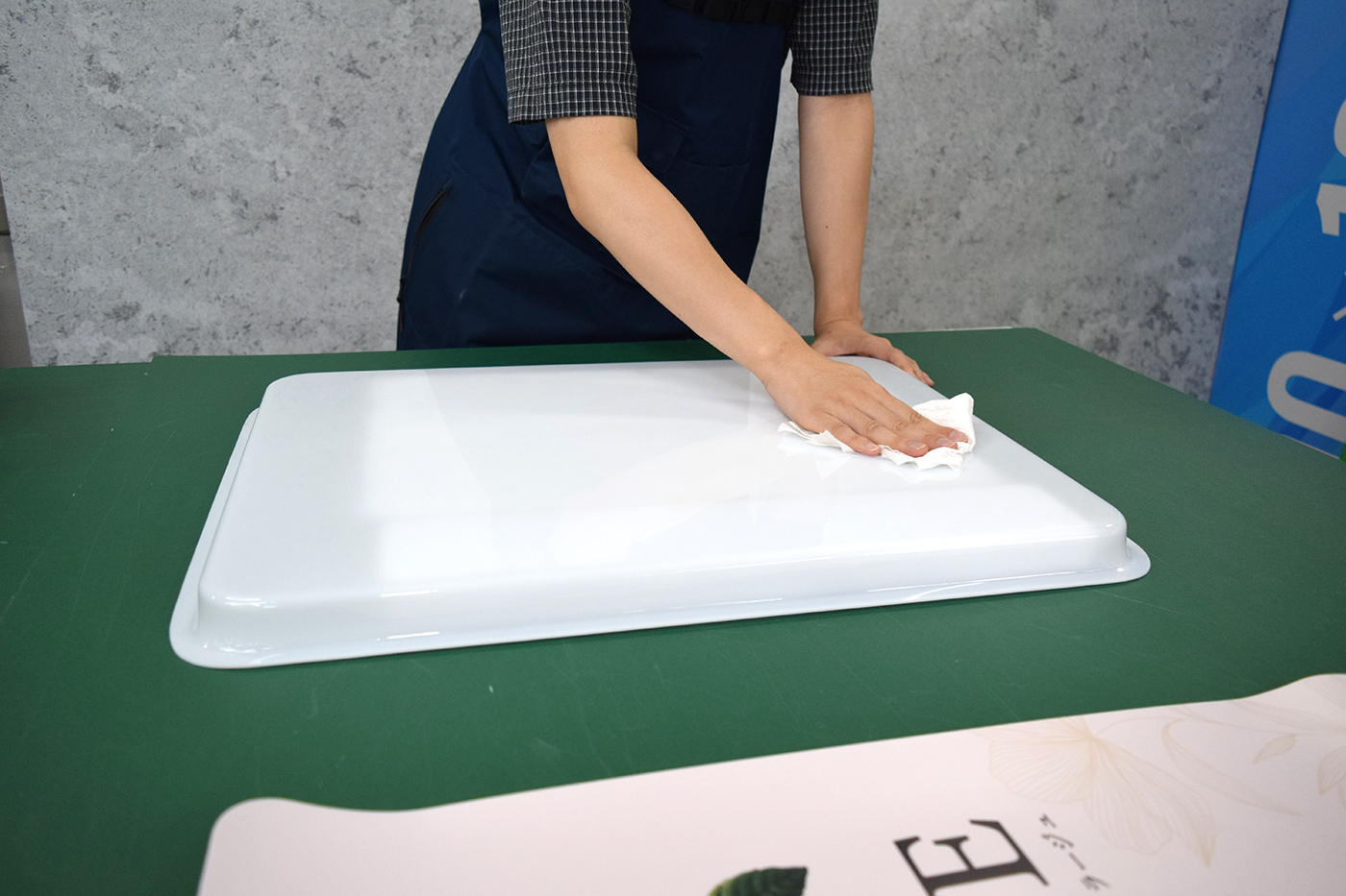 拭き上げを終えて曇りのない状態になった乳白アクリル表示面板