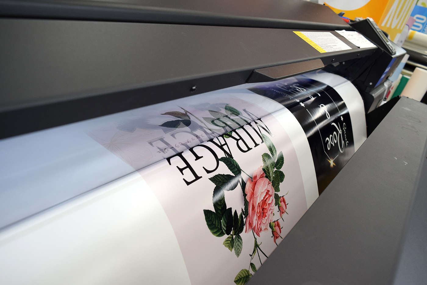 EPSON S80650Lの内部で、乳半塩ビシートにバラの花のデザインが印刷されていく様子