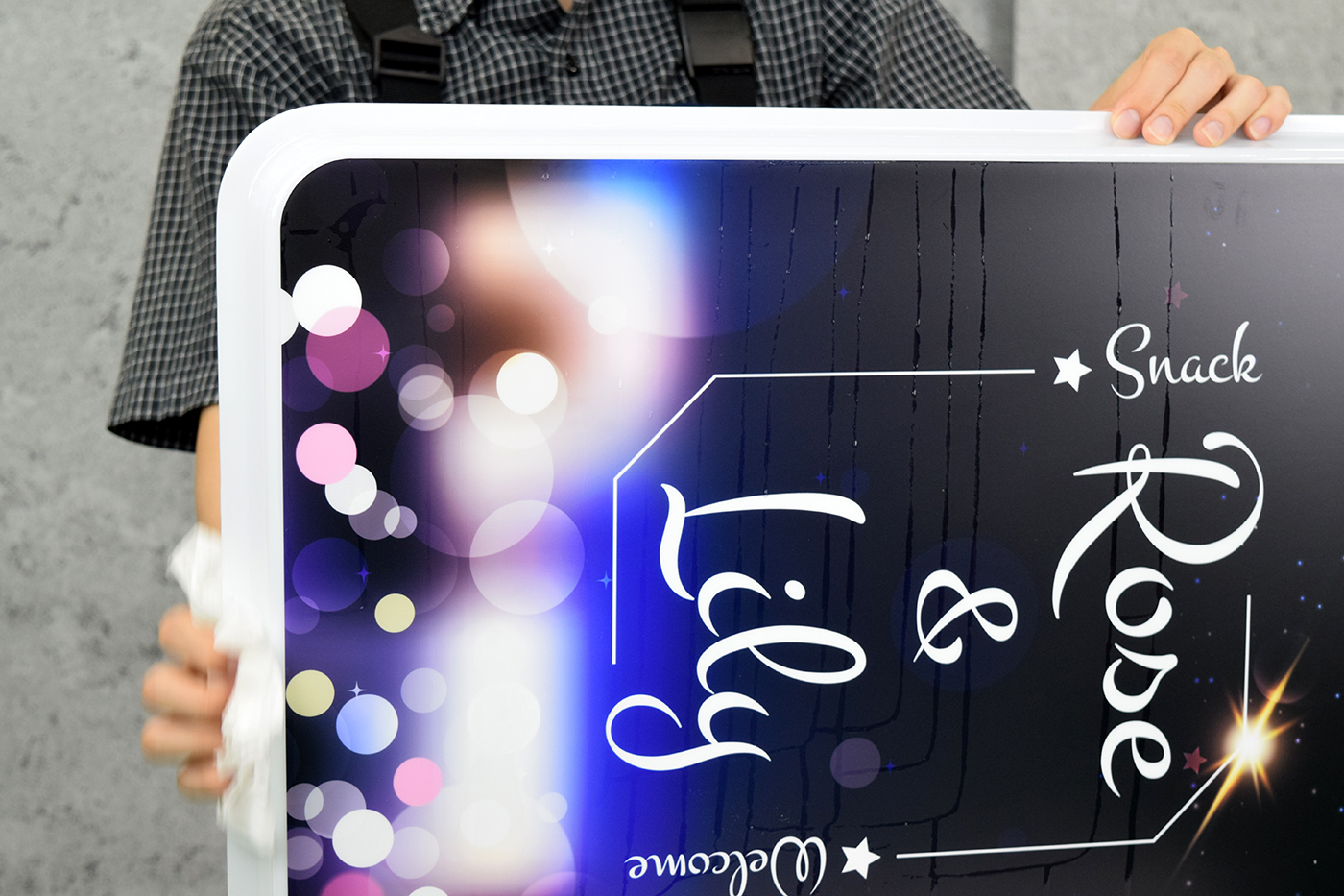 貼り上がった暗い色合いのデザイン表示面板のアップ
