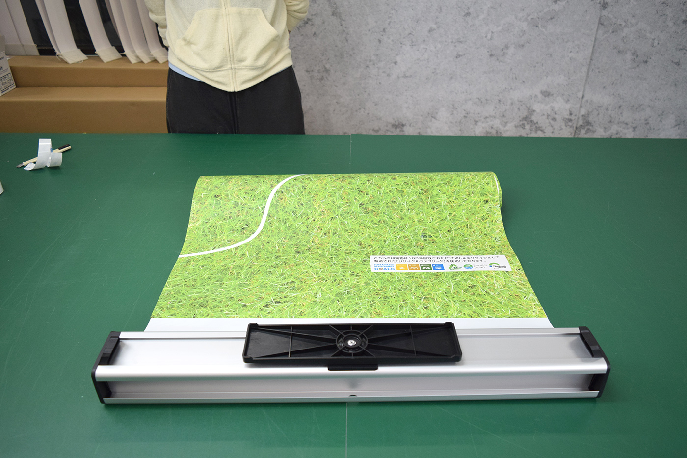 スクリーンと土台器具が一体になり、貼り付けが完了した全体