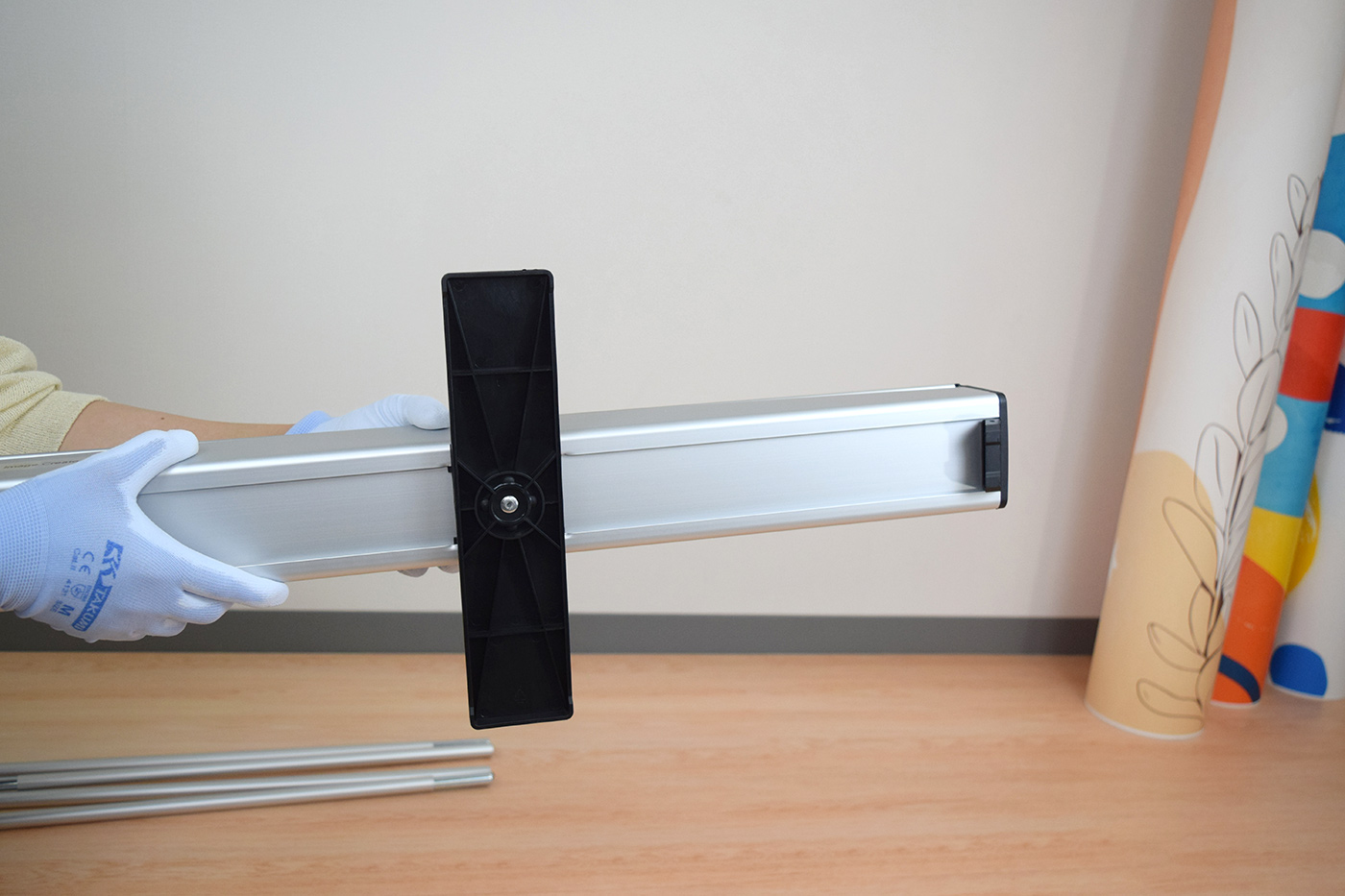 脚が本体と直角に開き、土台器具が自立できる状態になったところ