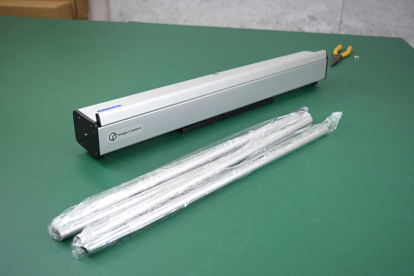 収納を終えた土台器具と、これから使う袋入りの支柱を並べたところ