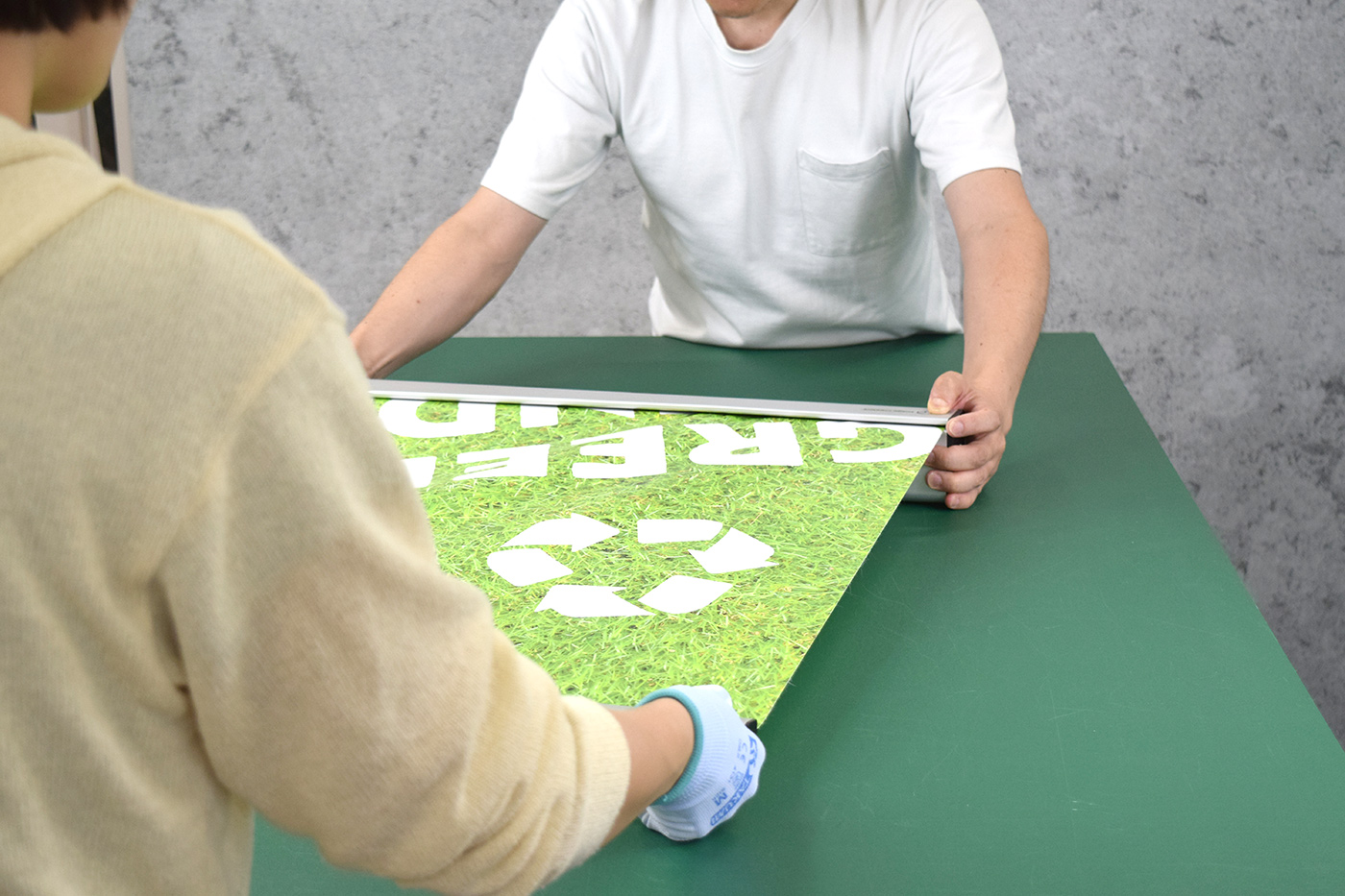 巻き取りが進み、スクリーンが土台器具に吸い込まれていく様子