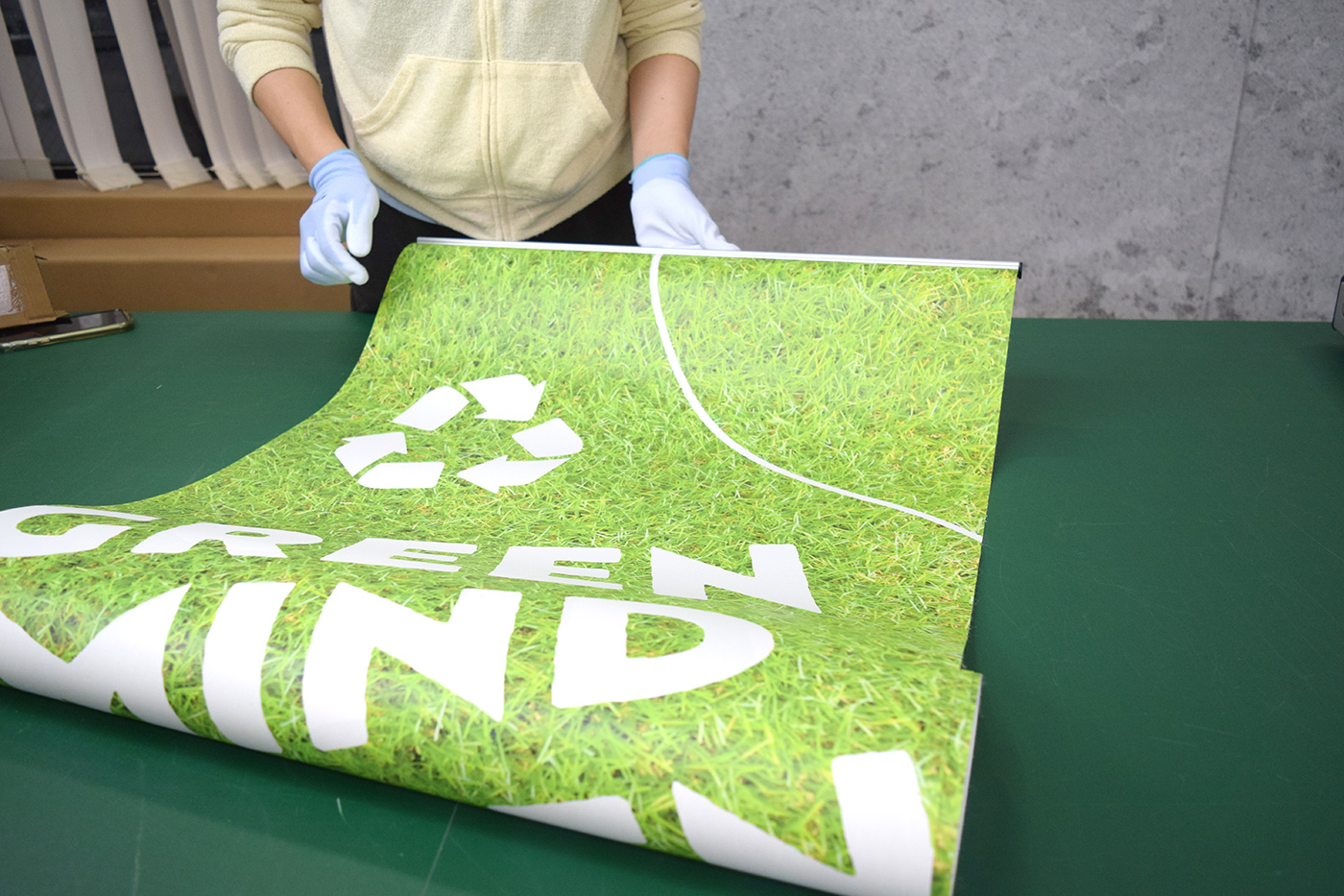 上部バーを取り付けた「GREEN MIND GREEN LIFE」のスクリーン全体