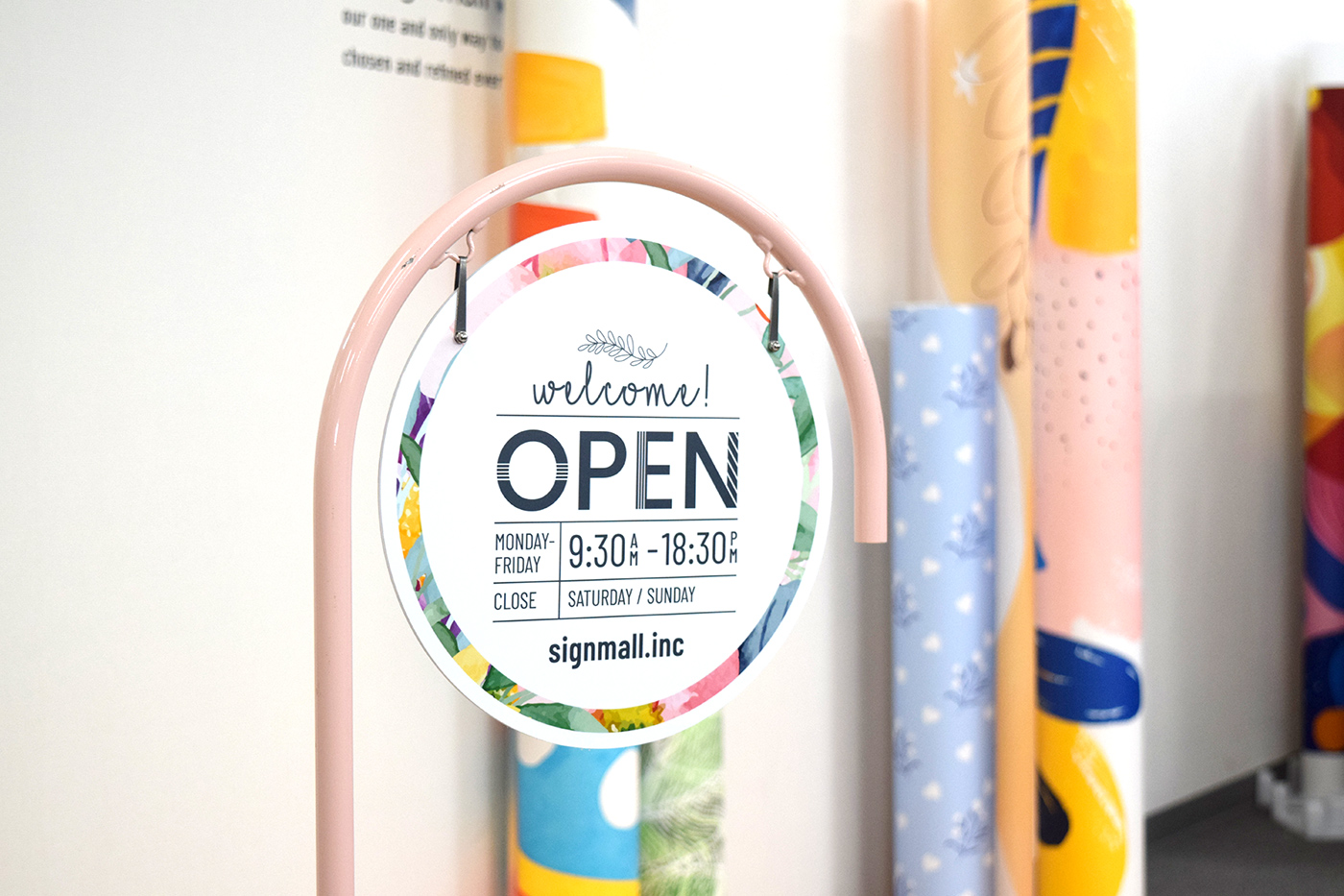 ピンク色の本体にセットした、白地OPENデザイン面のP型サインスタンド