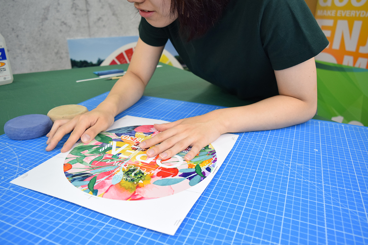 方眼マットの上で、裏面の花柄シートの位置を合わせ重しで固定している様子