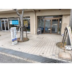 青色が目を引く測量事務所の店頭T型看板を製作しました!