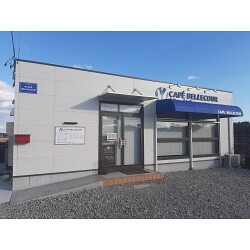 ベージュの外壁に青色が目立つプレート看板を製作しました!