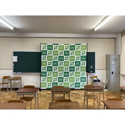 緑の格子が学校に馴染むバナーを製作しました!