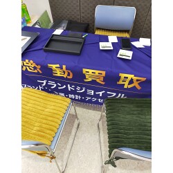 濃い青がきれいなブランド品買取店のテーブルクロスを製作しました！