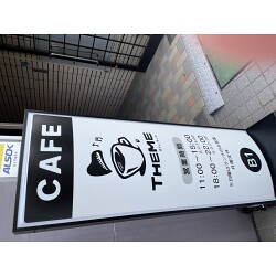 ピアノの湯気が出るコーヒーのロゴが特徴的なカフェの電飾看板を製作しました！