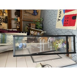 毛糸が宙に浮いて見えるオシャレな透明看板を製作いたしました。