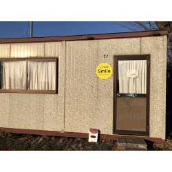 丸い黄色が店舗のシンボルサインに。学習塾様のプレート看板を製作いたしました。