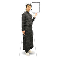 等身大パネル 男性エプロン(ブラック)-D モデル松岡修 ポーズ:右向き (62464)