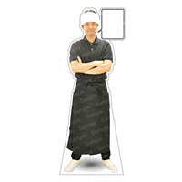等身大パネル 男性エプロン(タオル巻)-D モデル松岡修 ポーズ:腕組 (62467)
