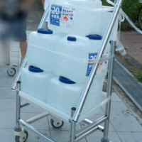 車椅子タイプに100kg相当の水タンクを載せた運搬試験の様子。
